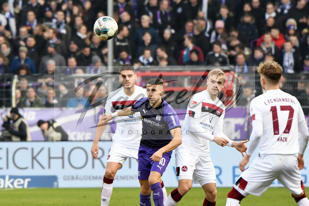 20200208_OSNFCN_0081 | Fußball, Herren: Anas Ouahim (VfL Osnabrueck) und Tim Handwerker (1. FC Nuernberg) im Zweikampf waehrend des Spiels der 2. Bundesliga zwischen VfL Osnabrueck und 1. FC Nuernberg im Stadion an der Bremer Bruecke am 08.02.2020 in Osnabrueck, Deutschland.DFB / DFL REGULATIONS PROHIBIT ANY USE OF PHOTOGRAPHS AS IMAGE SEQUENCES AND/OR QUASI-VIDEO. - Realisiert mit Pictrs.com
