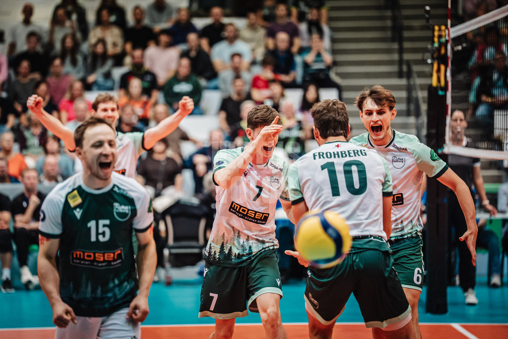 Volleyball | Herren | Saison 2025/2026 | Volleyball Ligacup | FT 1844 Freiburg vs. Helios GRIZZLYS Giesen | 12.10.2024 | Jubel bei Freiburg v.r. ft06, Marco Frohberg (#10, FT 1844 Freiburg) und Lorenz Rudolf (#7, FT 1844 Freiburg)