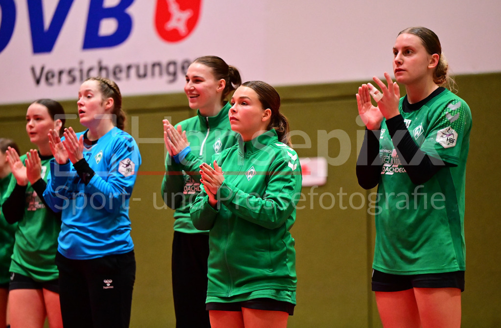 Handball, 2. Bundesliga Frauen, SV Werder Bremen - HSG Bad Wildungen Vipers | v.li.: Spielerinnen des SV Werder Bremen bedanken sich bei den Fans