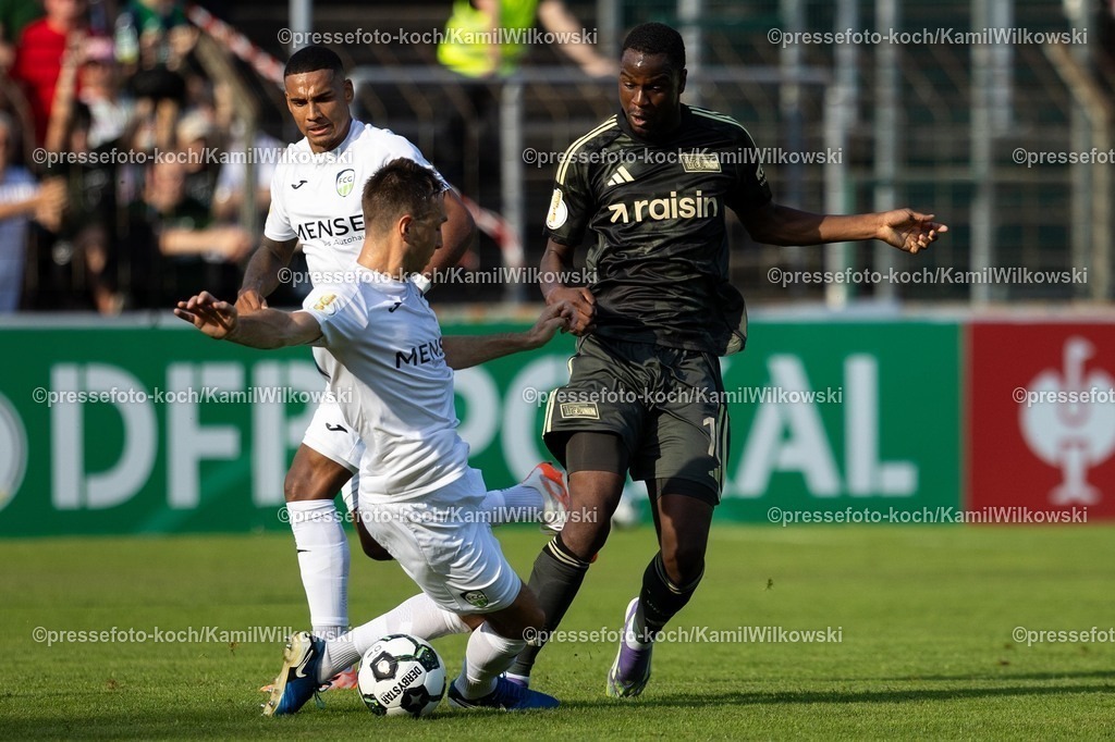 xkwix15082502101 | 15.08.2025, xkwix, Fußball, DFB-Pokal 1. Runde, FC Gütersloh - 1. FC Union Berlin, Ohlendorf Stadion im Heidewald: Fynn Arkenberg (FC Gütersloh #33)im Zweikampf gegen Ilyas Ansah (1.FC Union Berlin #10)