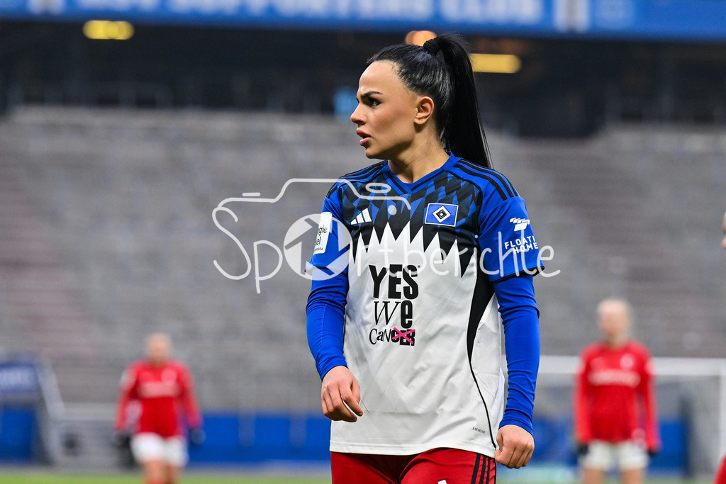 Hamburger SV - SC Freiburg | HAMBURG, GERMANY - 01. FEBRUARY: im Bild Nigar MIRZALIYEVA (Hamburger SV 4) / Einzelfoto / Freisteller während dem Match zwischen dem Hamburger SV und dem SC Freiburg am 16. Spieltag der Google Pixel Frauen-Bundesliga im Volksparkstadion