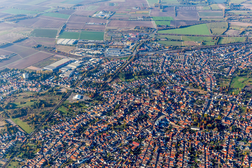 Luftbild: Stadtgebiet mit Außenbezirken und Innenstadtbereich in Schifferstadt im Bundesland Rheinland-Pfalz in Deutschland. Foto: IMG_095379.jpg vom 30.10.2016 durch Werner Riehm/FLY-FOTO.de