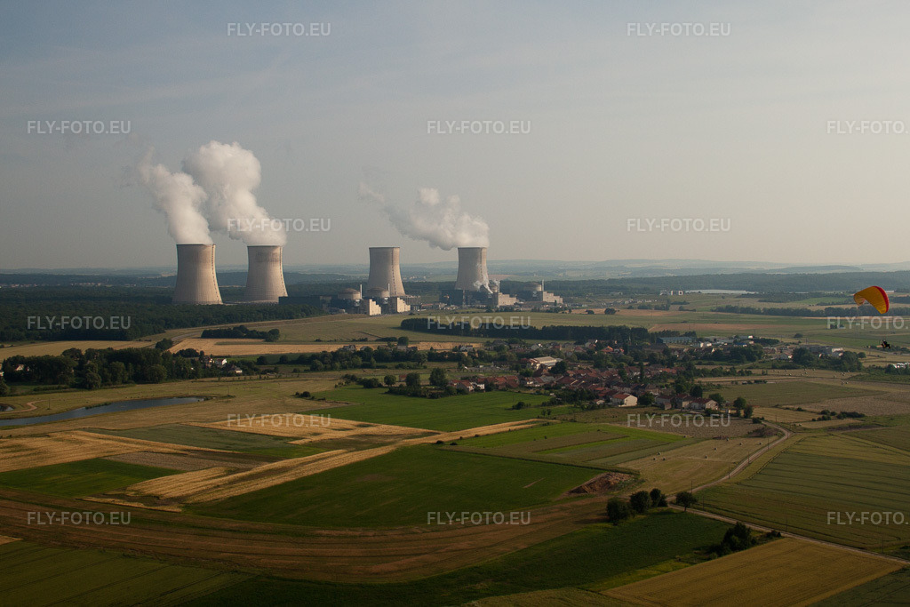 Vue aérienne: Site de la centrale nucléaire (également connue sous le nom d'AKW, KKW ou Atomkraftwerk) sur la Moselle à Cattenom dans le département Moselle, France – .Photo: IMG_29364.jpg prise le 26/06/2010 par Werner Riehm/FLY-FOTO.eu – Résolution de l'original: 4552 x 3035 px