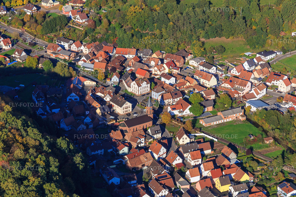 Luftbild: Kirche in der Gartenstr in Bruchweiler-Bärenbach im Bundesland Rheinland-Pfalz in Deutschland. Foto: IMG_103907.jpg vom 14.10.2017 durch Werner Riehm/FLY-FOTO.de