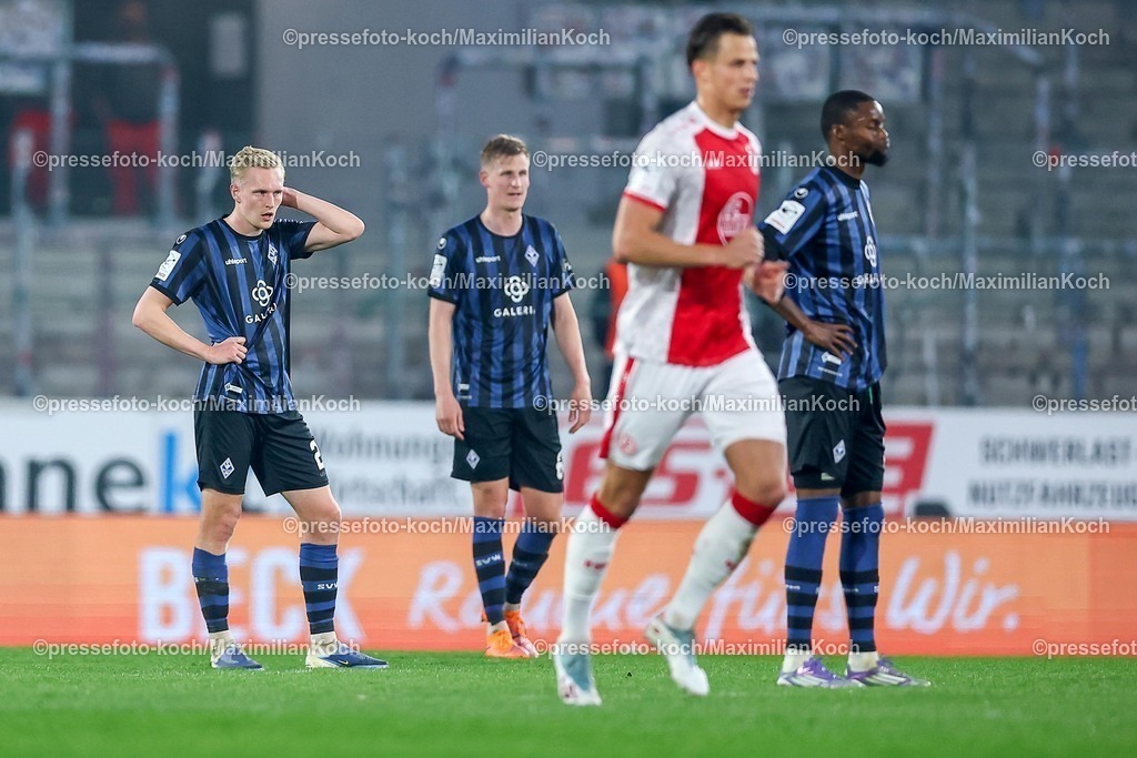 RWE04032601051 | 2026.03.04, Fußball, 3.Liga Herren, Rot-Weiss Essen -  SV Waldhof Mannheim, Stadion Hafenstraße, 27.Spieltag, Saison 2025 / 2026: Enttäuschte Gesichter nach dem 0:1 bei Julian Rieckmann (Waldhof Mannheim #21) und Niklas Hoffmann (Waldhof Mannheim #06)  DFB regulations prohibit any use of photographs as image sequences and or quasi-video.