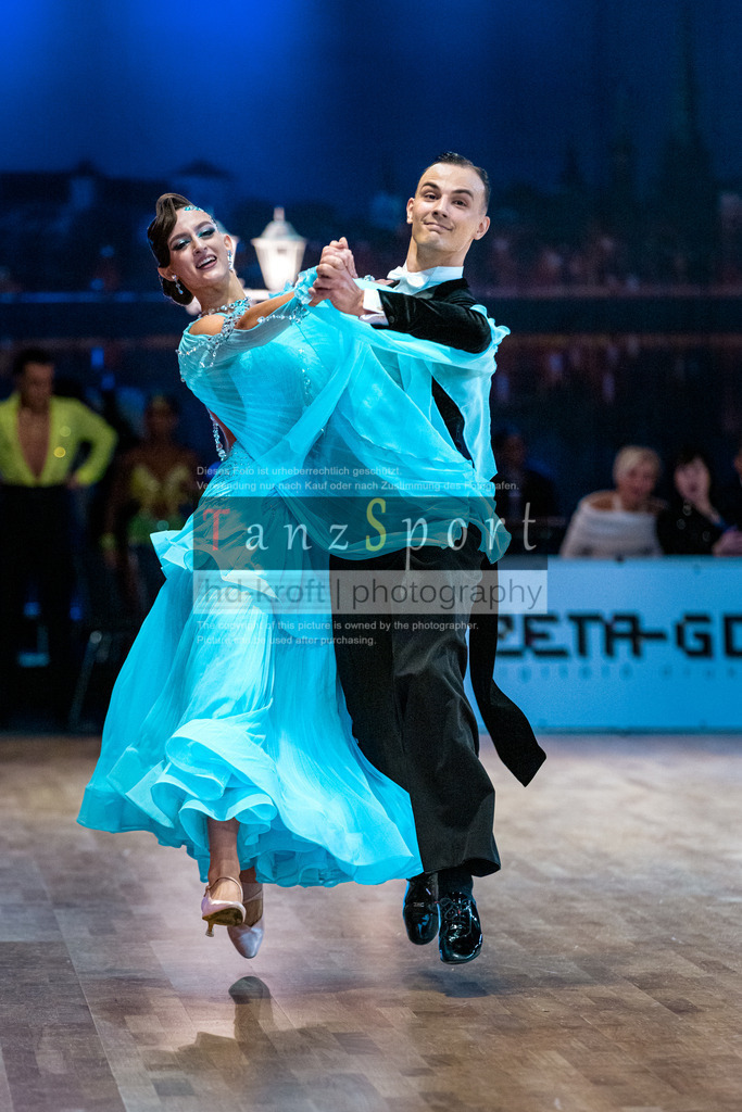 20251212_WDSF_World_Ch_Cup_RS-Std_1203-2 | Tanzsportbilder, Standardtanz, Lateintanz, WDSF, DTV, LTVB, dancecomp, goc, hessen tanzt, blaues band der spree, walzer, tango, wiener walzer, slowfox, quickstepp, samba, rumba, cha-cha-cha, paso doble. jive, hd-kroft photography, turniertanzsport