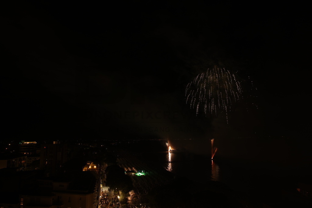 Ferragosto Fireworks in Grado, Italy | GRADO, ITALY, 15.AUG.26 - FIREWORKS - Ferragosto fireworks over the Adriatic Sea in Grado, Italy. Colorful fireworks light up the night sky above the beach, coastline and waterfront during the traditional summer celebration. - Realisiert mit Pictrs.com