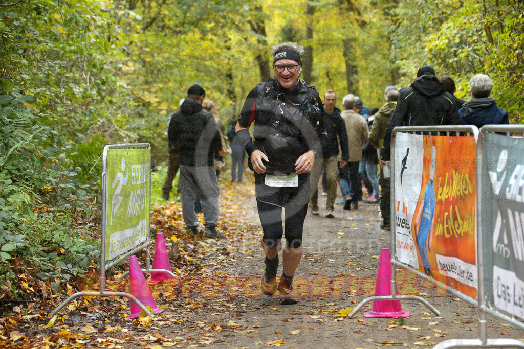 251026_1335_EX1_3700 | Sportfotografie im Rhein-Sieg Kreis, Köln, Bonn, NRW, Rheinland Pfalz, Hessen, etc. Unser Tätigkeitsfeld umfasst den Laufsport vom Volkslauf über den Marathon, Duathlon, Triathon bis zum Ultralauf wie Kölnpfad Ultra oder Schindertrail.