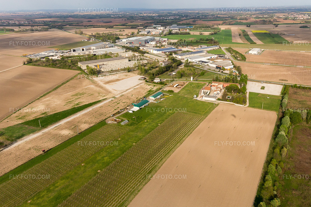 Aerial view: Runway and taxiway area of the Pista Aerei Leggeri airfield in Codroipo in the state Udine, Italy. – Photo: IMG_098726.jpg taken on 04/07/2017 by Werner Riehm/FLY-FOTO.com – Resolution of the original: 4958 x 3305 px