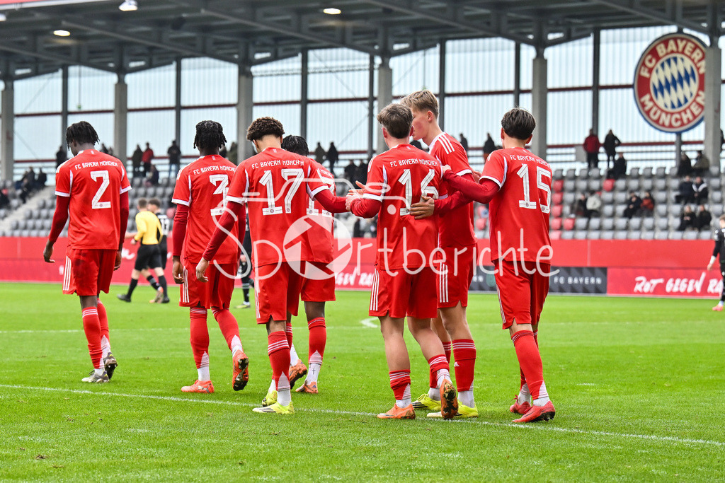 FC Bayern München - Hannover 96 | MUNICH, GERMANY - 15. FEBRUARY: Jubel der Hausherren nach dem Treffer zum 5-1 durch Sadiki CHEMWOR (FC Bayern München U19 17) / Tor / Torschuetze / Freude / Happy während dem Spiel zwischen der U19 des FC Bayern München und der U19 von Hannover 96 am 2. Spieltag der Hauptrunde der U19-DFB-Nachwuchsliga am FC Bayern Campus