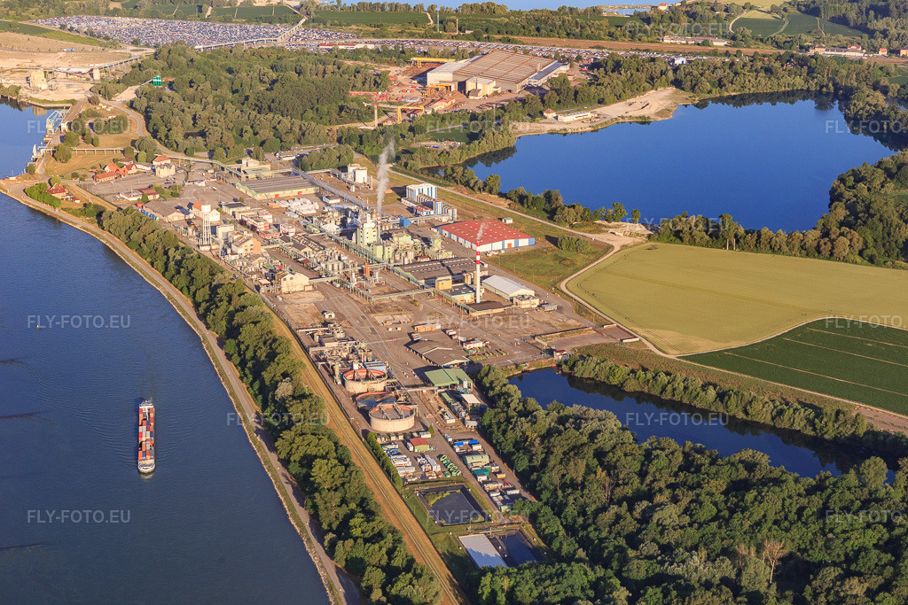 Vue aérienne: Port sur le Rhin à Lauterbourg dans le département Bas Rhin, France.Photo: IMG_100944.jpg prise le 17/06/2017 par Werner Riehm/FLY-FOTO.euRésolution de l'original: 5472 x 3648 px