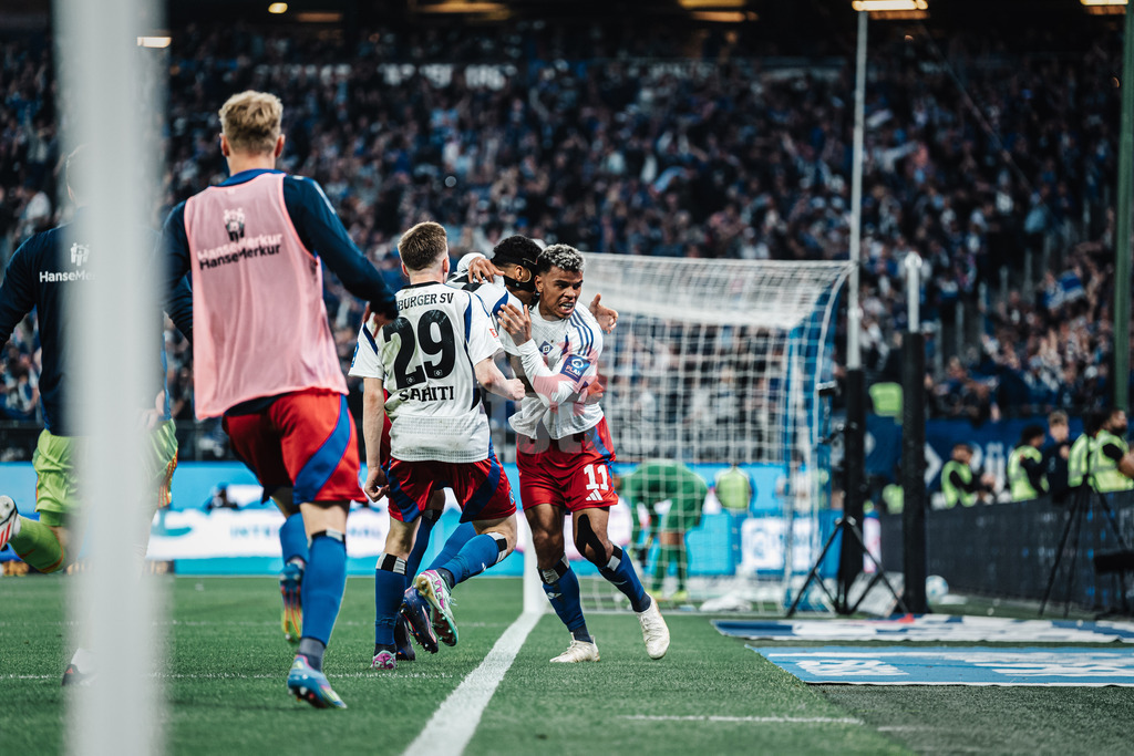 Fußball | Männer | Saison 2024/2025 | 2. Fußball-Bundesliga | 33. Spieltag | Hamburger SV vs. SSV Ulm 1846 | 10.05.2025 | Torschütze Ransford Königsdörffer (#11, HSV) mit Davie Selke (#27, HSV)mitte und Emir Sahiti (#29, HSV) links Jubel