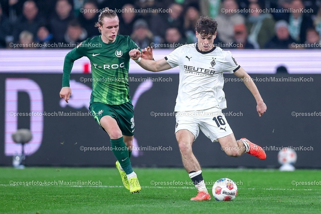 BMG13122501064 | 13.12.2025, Fußball, Borussia Mönchengladbach - VfL Wolfsburg, 1. Fußball Bundesliga, 14.Spieltag, Borussia-Park, Saison 2025 2026: Patrick Wimmer&nbsp;(VfL Wolfsburg #39) im Zweikampf gegen  Philipp Sander&nbsp;(Borussia Mönchengladbach #16)  DFB regulations prohibit any use of photographs as image sequences and or quasi-video.