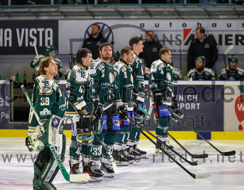 2025-11-25_012_TSV_Erding_gegen_EHF_Passau_Black_Hawks | Erding, Deutschland, 25.11.2025:Eishockey, Oberliga Süd 2025 / 2026, 20. Spieltag, TSV Erding gegen EHF Passau Black Hawks, Endergebnis: 2:3 n.V.Torwart Leon Meder (Erding Gladiators, #39), Marco Pfleger (Erding Gladiators, #47), Marc Schmidpeter (Erding Gladiators, #33), +381+, Elia Ostwald (Erding Gladiators, #17), Jesse Kauhanen (Erding Gladiators, #4)Foto: Christian Riedel / fotografie-riedel.net