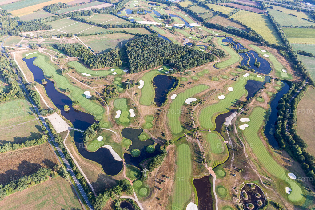 Luftbild: Gelände des Golfplatz Green Eagle Golf Courses (Luhe) im Ortsteil Luhdorf in Winsen im Bundesland Niedersachsen in Deutschland. Foto: IMG_110350.jpg vom 18.08.2018 durch Werner Riehm/FLY-FOTO.de