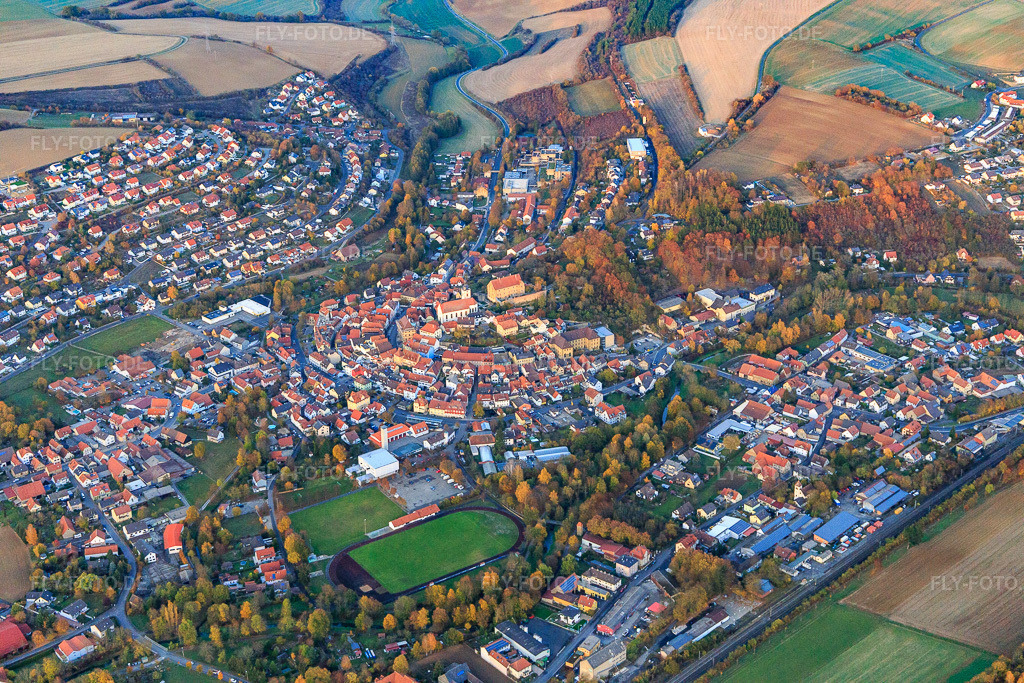Luftbild: Ortsansicht von Südwesten in Arnstein im Bundesland Bayern in Deutschland. Foto: IMG_112447.jpg vom 02.11.2018 durch Werner Riehm/FLY-FOTO.de