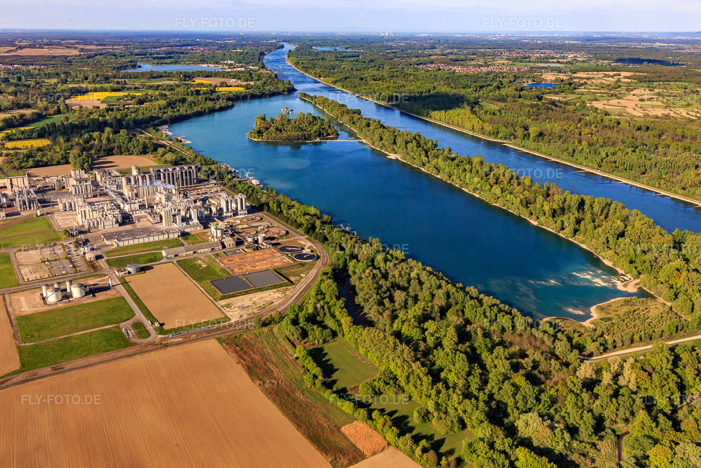 Luftbild: chemiefabrik Roquette Frères am Beinheimer See in Beinheim im Bundesland Bas-Rhin in Frankreich. – Foto: IMG_099045.jpg vom 23.04.2017 durch Werner Riehm/FLY-FOTO.de – Auflösung des Originals: 5278 x 3519 px – Roquette: Turning Nature’s Potential into Life’s Essentials