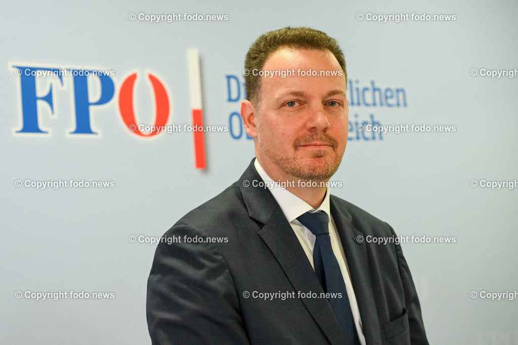 Pressekonferenz FPÖ OÖ_ Medikamentenengpässe_ Systemfehler in der Gesundheitsversorgung_ 12.04.2023-13 | 12.04.2023, Presseclub Linz, AUT, Pressekonferenz FPOoe Ooe, Medikamentenengpaesse, Systemfehler in der Gesundheitsversorgung, im Bild NAbg. Gerhard Kaniak (FP)