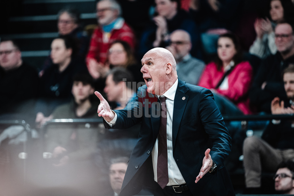 Basketball | Männer | Saison 2023/2024 | BKT EuroCup | Veolia Towers Hamburg vs. Umana Reyer Venice | 06.02.2024 | Trainer Nevan Spahija (Umana Reyer Venice) aufgebracht