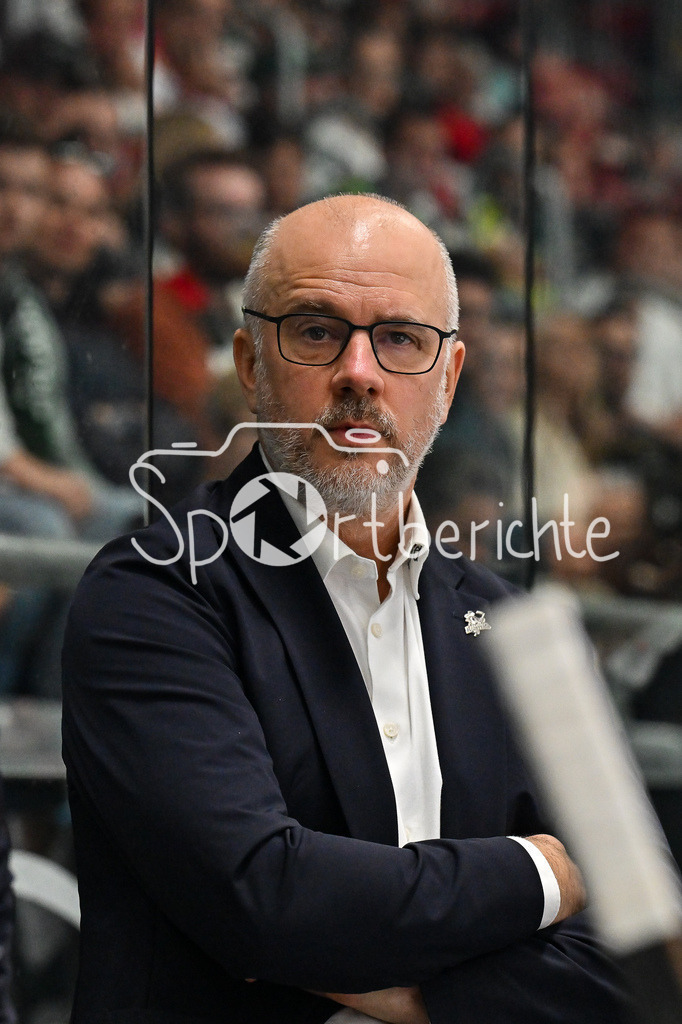 Augsburger Panther - Iserlohn Roosters | im Bild Stefan NYMAN Trainer Iserlohn Roosters / Einzelfoto / Freisteller / Penny DEL: Augsburger Panther - Iserlohn Roosters; Curt Frenzel Stadion am 21.09.2025