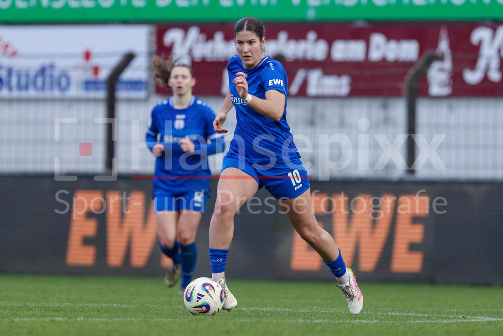 Fussball, 2. Frauen-Bundesliga, SV Meppen - VfB Stuttgart | Anouk Blaschka (SV Meppen, 10) am Ball, Einzelbild, Ganzkörper, Aktion, Action, Spielszene, DIE DFB-RICHTLINIEN UNTERSAGEN JEGLICHE NUTZUNG VON FOTOS ALS SEQUENZBILDER UND/ODER VIDEOÄHNLICHE FOTOSTRECKEN. DFB REGULATIONS PROHIBIT ANY USE OF PHOTOGRAPHS AS IMAGE SEQUENCES AND/OR QUASI-VIDEO.