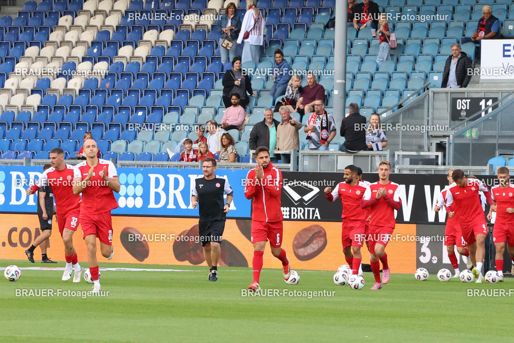 SV Wehen Wiesbaden - Rot-Weiss Essen | Wiesbaden, Deutschland, 22.08.2025Mannschaft (Rot-Weiss Essen) begrüßt die Fanswährend des drittliga Spiels zwischen SV Wehen Wiesbaden und Rot-Weiss Essen am 22.08.2025 in der BRITA-Arena in Wiesbaden. (Foto von Timo Bluhmki-Schmidt/Brauer Fotoagentur