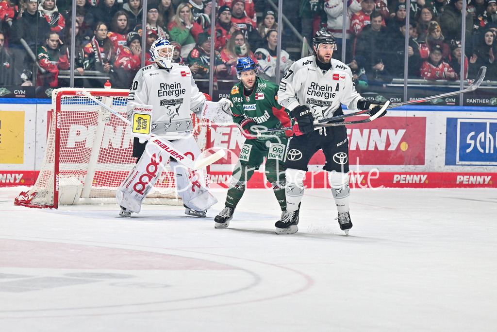 Augsburger Panther - Kölner Haie | AUGSBURG, GERMANY - 11. JANUARY: v. l. Janne JUVONEN (Kölner Haie 30), Joseph CRAMAROSSA (Augsburger Panther 92) und Brady AUSTIN (Kölner Haie 57) während dem Match zwischen den Augsburger Panthern und den Kölner Haien am 39. Spieltag der penny DEL im Curt Frenzel Stadion