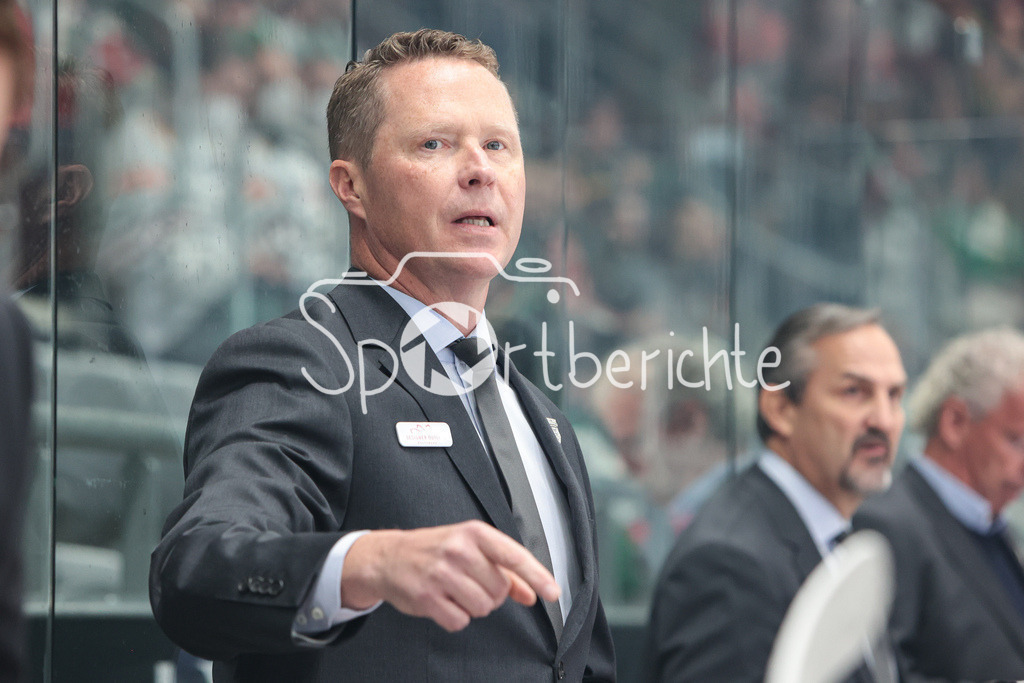 Augsburger Panther - Grizzlys Wolfsburg | Wolfsburg Trainer Michael STEWART in Aktion