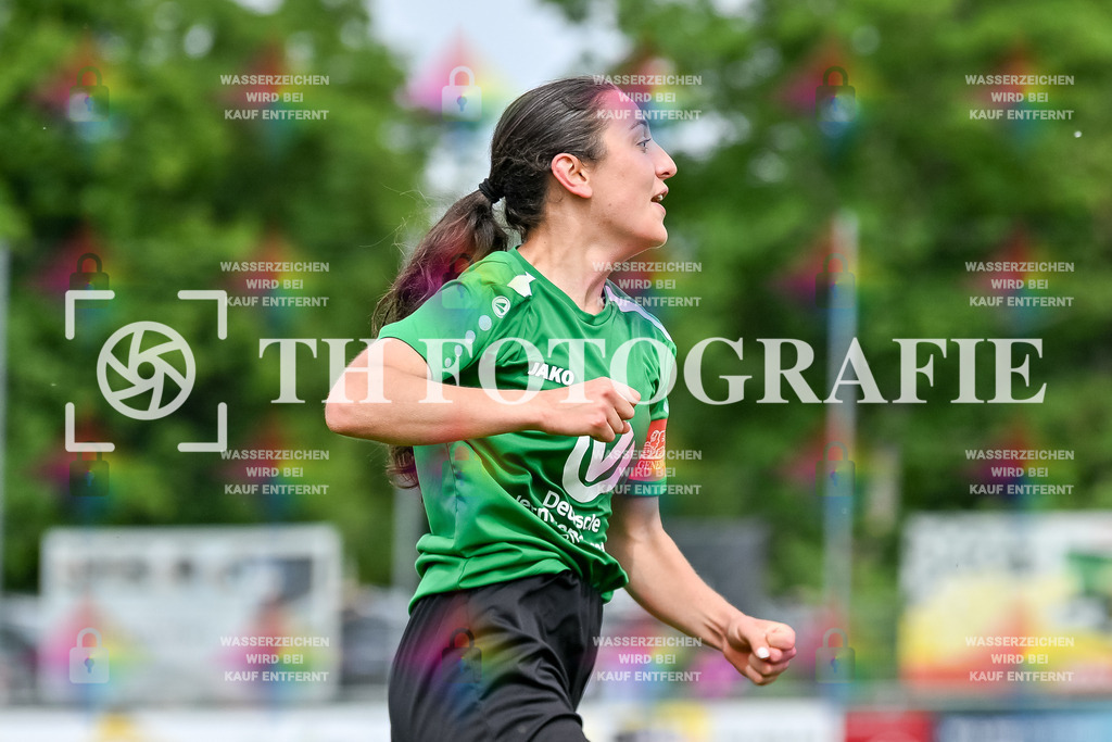 GER, FC Hauingen - SV Waldhaus, Frauen-Fussball, Rothaus Bezirkpokal, Finale, Saison 2024/2025, 29.05.2025 | Team SV Waldhaus freut sich ueber den Sieg und den Gewinn des Bezirkspokals.GER, FC Hauingen - SV Waldhaus, Frauen-Fussball, Rothaus Bezirkpokal, Finale, Saison 2024/2025, 29.05.2025Foto: TH Fotografie/Thomas Hess