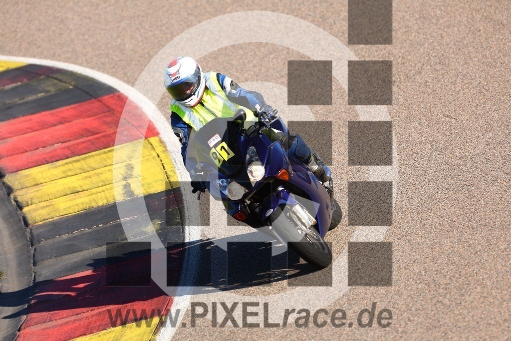 0091-20250422_00106 | Schöne Erinnerungen an spannende Momente - das festzuhalten ist unser Job. PIXELrace.de ist seit 2003 auf den Rennstrecken Europas unterwegs um die Action draußen beim Fahren und die wunderbare Stimmung imm Fahrerlager für euch einzufangen.