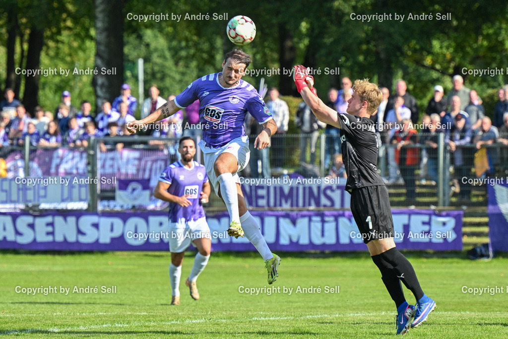 VfR Neumünster vs Holstein Kiel II | Kastriot Alija (VfR #19) vs Henrie Müller-Kalthoff (Holstein #1 klärt per Faustabwehr) / Fußball-Oberliga Männer 2026/2027 / VfR Neumünster vs Holstein Kiel II / Grümmi-Arena / Neumünster / 27.09.26 - Realisiert mit Pictrs.com