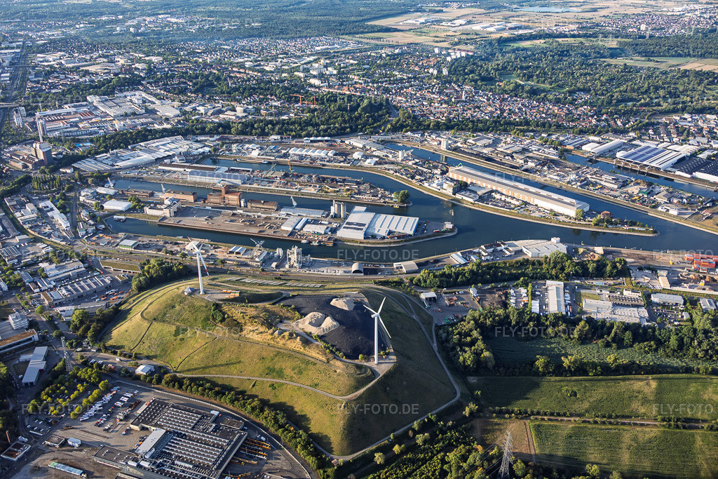 Luftbild: Rheinhäfen Karlsruhe jenseits der Deponie West (Energieberg) mit 2 Windkraftanlagen im Ortsteil Knielingen in Karlsruhe im Bundesland Baden-Württemberg in Deutschland. – Foto: IMG_158385.jpg vom 06.08.2026 durch Werner Riehm/FLY-FOTO.de – Auflösung des Originals: 6000 x 4000 px – Rheinhäfen Karlsruhe