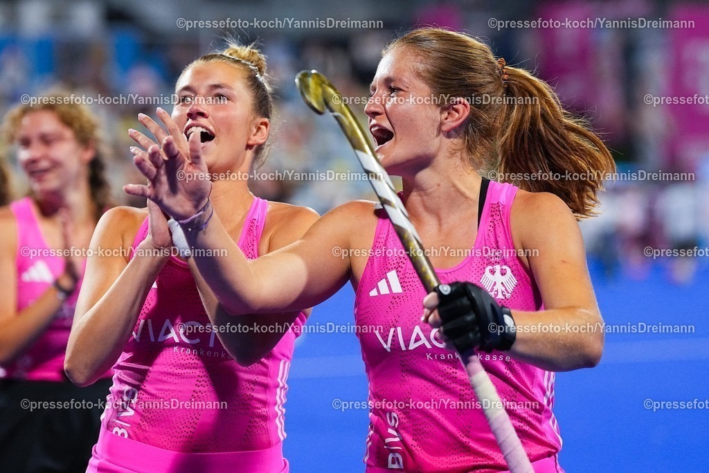 xydrx15082504092 | 15.08.2025, xydrx, Frauen EuroHockey Championship 2025, Halbfinale, Belgien - Deutschland, Sparkassenpark Mönchengladbach: Hanna Granitzki (GER #30) und Sonja Zimmermann (GER #16) jubelnd über den Final Einzug