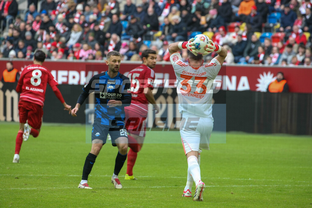 Fortuna Düsseldorf  Saison 25/26 - © Sportfoto-Sale (MK) | Sebastian Klaas und F95 Keeper Florian Kastenmeier - Fortuna Düsseldorf - SC Paderborn Saison 25/26 - © Sportfoto-Sale (MK) - Realisiert mit Pictrs.com