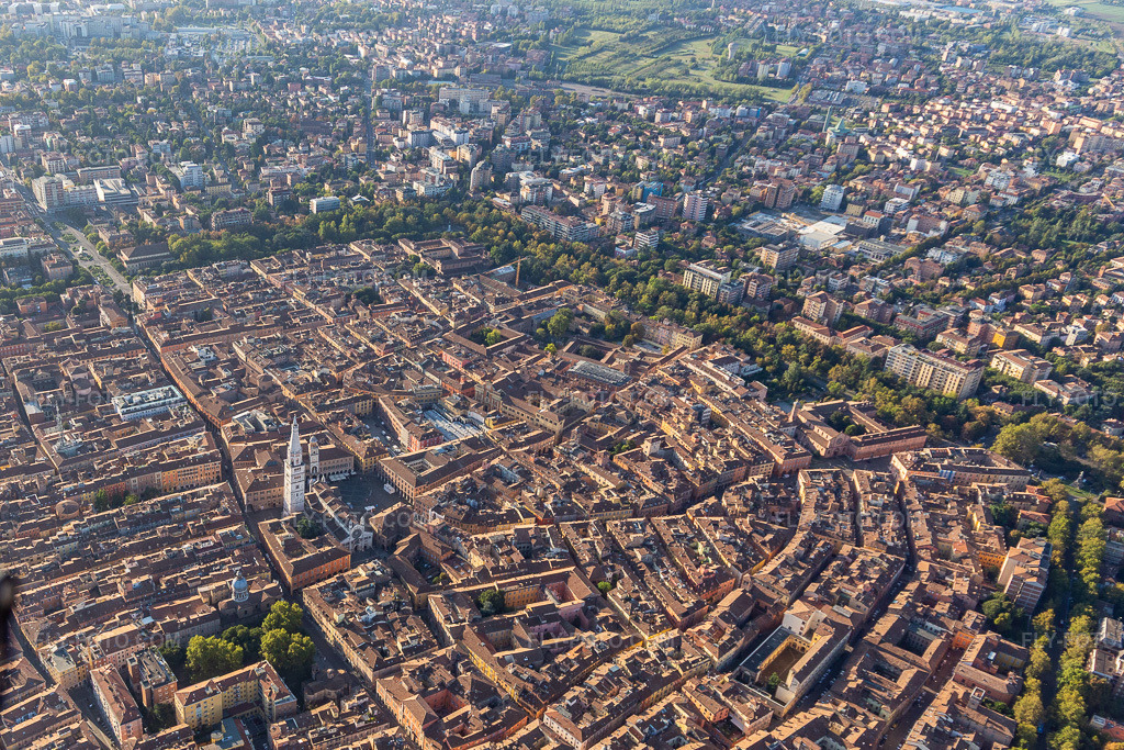 Aerial view: Piazza Roma, Duomo, Piazza Grande in Modena in the state Modena, Italy. – Photo: IMG_134863.jpg taken on 09/20/2022 by Werner Riehm/FLY-FOTO.com – Resolution of the original: 3940 x 2626 px