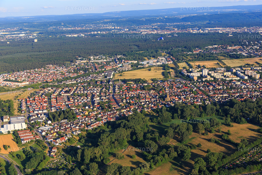Luftbild: Ortsansicht aus Westen im Ortsteil Neureut in Karlsruhe im Bundesland Baden-Württemberg in Deutschland. Foto: IMG_080800.jpg vom 13.06.2015 durch Werner Riehm/FLY-FOTO.de