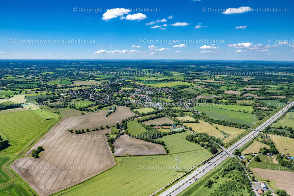 Alveslohe_ELS_7513030622 | ALVESLOHE 03.06.2022 Ortsansicht am Rande von landwirtschaftlichen Feldern und Nutzflächen in Alveslohe im Bundesland Schleswig-Holstein, Deutschland. // Village view on the edge of agricultural fields and land in Alveslohe in the state Schleswig-Holstein, Germany. Foto: Martin Elsen