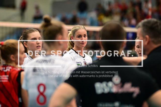 Volleyball I Frauen I Saison 2025-2026 I Bundesliga I 5. Spieltag I ETV Hamburger Volksbank Volleys - Dresdner SC I 09181 | Rosa Entius (5, Dresdner SC) hört ihrem Trainer zu - Realisiert mit Pictrs.com