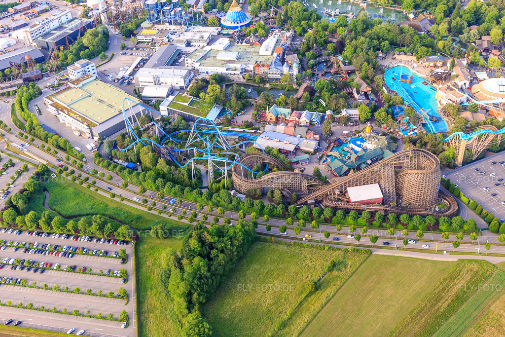 Luftbild: blue fire Megacoaster, Atlantica SuperSplash und WODAN – Timburcoaster des Europapark Rust in Rust im Bundesland Baden-Württemberg in Deutschland. Foto: IMG_147294.jpg vom 29.05.2025 durch Werner Riehm/FLY-FOTO.deico_highlight
