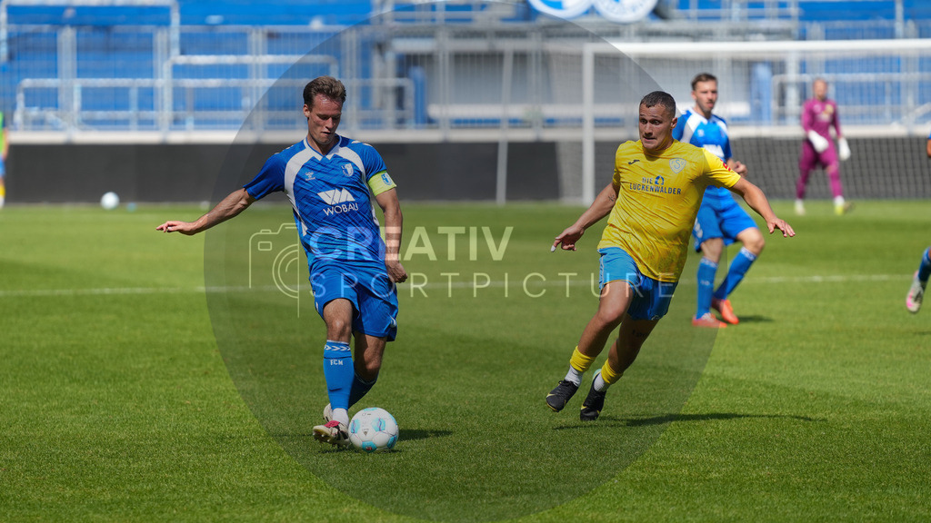 Fußball, Herren, Saison 2025/2026, Regionalliga Nordost, 3. Spieltag, 1.FC Magdeburg II vs. FSV 63 Luckenwalde, Samstag 09.08.2025, Avnet Arena Magdeburg | Fußball, Herren, Saison 2025/2026, Regionalliga Nordost, 3. Spieltag, 1.FC Magdeburg II vs. FSV 63 Luckenwalde, Samstag 09.08.2025, Avnet Arena Magdeburg, Im Bild: Julius Pfennig (l. Magdeburg) und Lucas Will (r. Luckenwalde) - Realisiert mit Pictrs.com