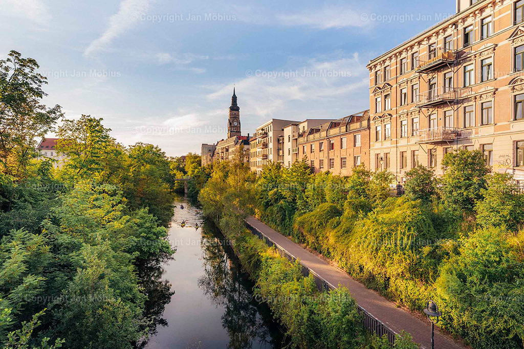 Karl-Heine-Kanal | Der Karl-Heine-Kanal ist einer der coolsten und atmosphärischsten Orte in Leipzig – perfekt für Urban Nature, Bootstouren, Spaziergänge, romantische Sonnenuntergänge und Szene-Vibes in Plagwitz/Lindenau. - Realisiert mit Pictrs.com