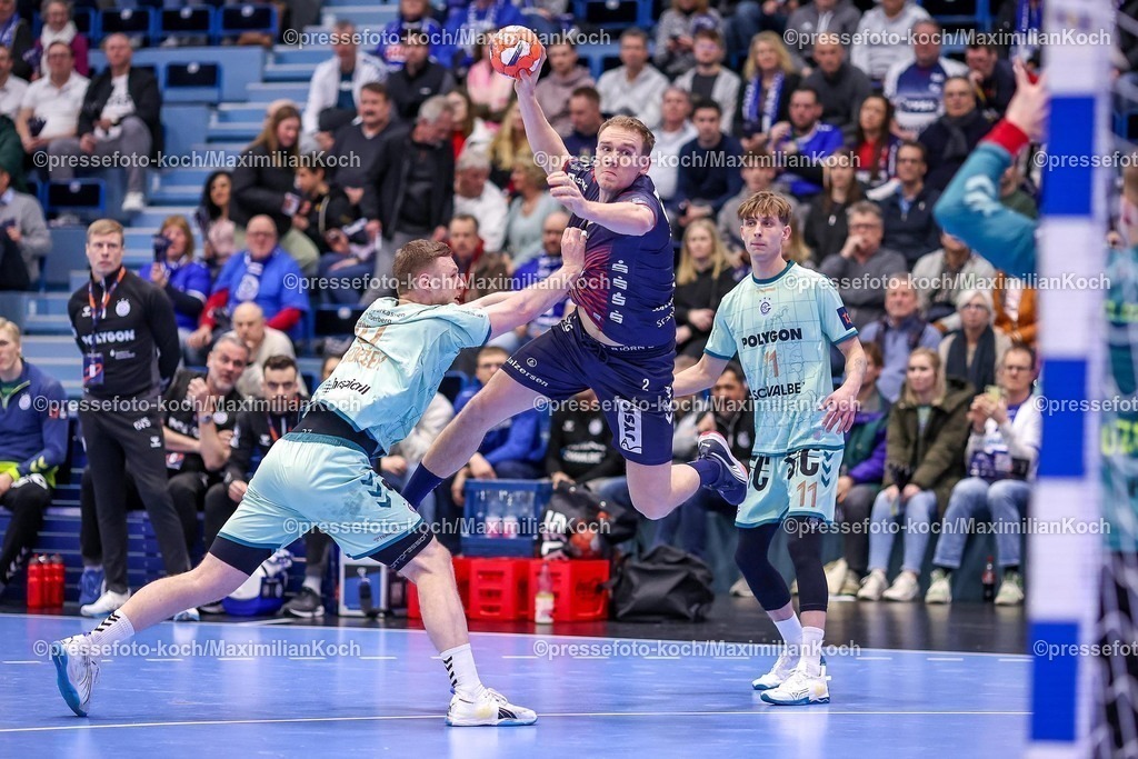 Gum11022501004 | 11.02.2025, Handball, European League - Hauptrunde Gruppe IV, VfL Gummersbach - SG Flensburg-Handewitt, Schwalbe-Arena: Simon Pytlick (Flensburg-Handewitt #2) gegen Kristjan Horzen (GUM #27)