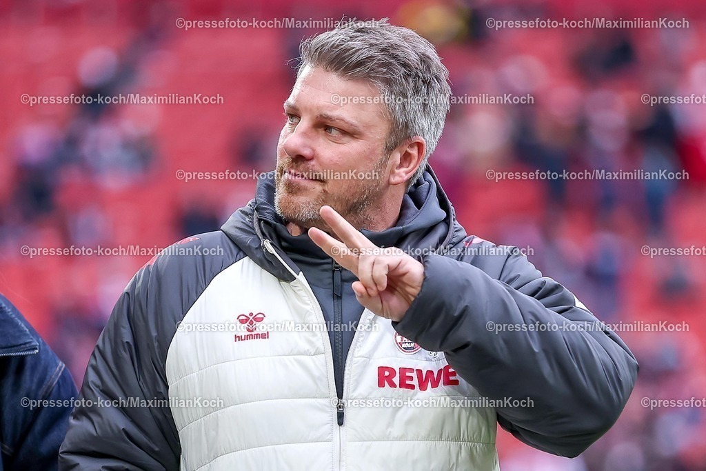 1FC08022601005 | 08.02.2026, Fußball, 1. FC Köln - RB Leipzig, 1. Fußball Bundesliga, 21. Spieltag, RheinEnergie-STADION, Saison 2025 2026: Cheftrainer Lukas Kwasniok (1FC Koeln #hc) gestikulierend    DFB regulations prohibit any use of photographs as image sequences and or quasi-video.