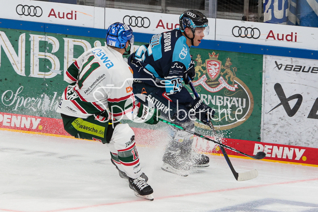 ERC Ingolstadt - Augsburger Panther  | Adam PAYERL (AEV #11) im Duell mit Leon HUETTL (ERC #25)