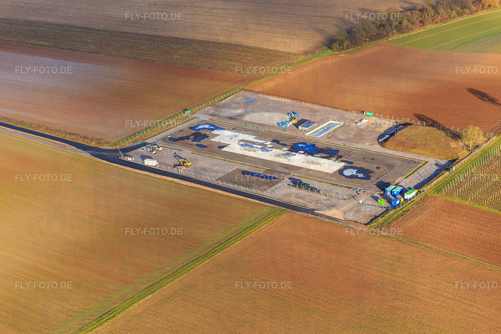 Baustelle des Tiefenbohrplatz V20 von Vulcan Energy am Schleidberg zur Förderung von Geothermie und Lithium https://v-er.eu/de/ | Luftbild: Baustelle des Tiefenbohrplatz V20 von Vulcan Energy am Schleidberg zur Förderung von Geothermie und Lithium https://v-er.eu/de/ in Insheim im Bundesland Rheinland-Pfalz in Deutschland. Foto: IMG_145207.jpg vom 12.01.2025 durch Werner Riehm/FLY-FOTO.de - Realisiert mit Pictrs.com