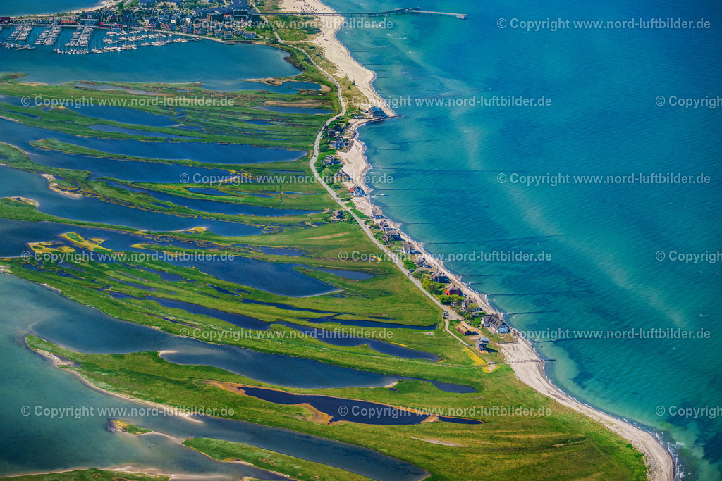Heiligenhafen_Graswarder_Strandhäuser_ELS_0280010524 | HEILIGENHAFEN 01.05.2024 Küstenbereich mit sandiger Strand- und Gras- Landschaft der Halbinsel Graswarder-Heilgenhafen mit einigen Einfamilienhäusern in Großenbrode im Bundesland Schleswig-Holstein. Weiterführende Informationen bei: NABU Gruppe Heiligenhafen,  Stadt Heiligenhafen,  WEG Ostsee-Ferienpark Heiligenhafen. // Coastal area of the peninsula Graswarder-Heilgenhafen with a few single- family houses at the beach in Grossenbrode in the state Schleswig-Holstein. Further information at: NABU Gruppe Heiligenhafen,  Stadt Heiligenhafen,  WEG Ostsee-Ferienpark Heiligenhafen. Foto: Martin Elsen