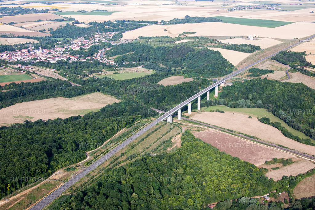 Vue aérienne: Ouvrage d'art du pont ferroviaire pour le tracé de la ligne TGV à Thiaucourt-Regniéville dans le département Meurthe et Moselle, France. Photo: IMG_083277.jpg prise le 12/07/2015 par Werner Riehm/FLY-FOTO.eu – Résolution de l'original: 4862 x 3241 px