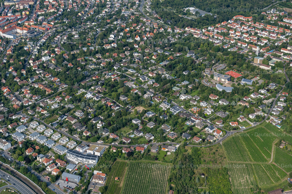 4047737 | WüRZBURG 21.08.2021 Wohngebiet - Mischbebauung der Mehr- und Einfamilienhaussiedlung im Ortsteil Frauenland in Würzburg im Bundesland Bayern, Deutschland. // Residential area - mixed development of a multi-family housing estate and single-family housing estate in the district Frauenland in Wuerzburg in the state Bavaria, Germany. Foto: Gerhard Launer