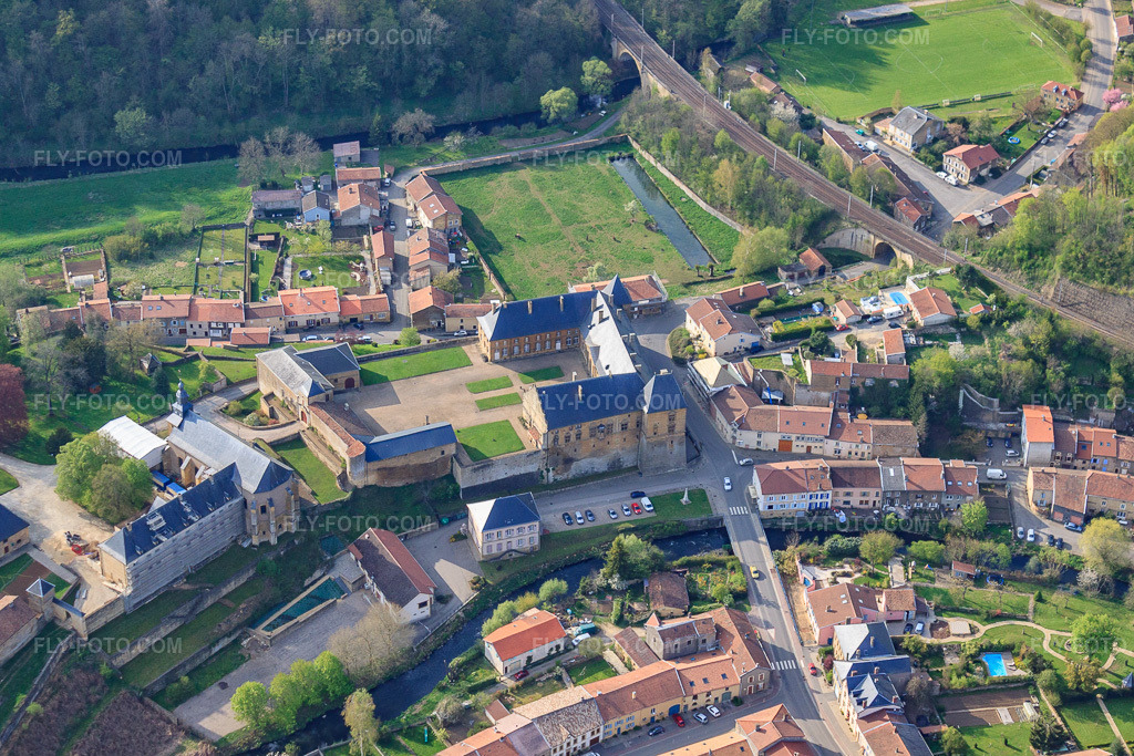 Aerial view: Le Clos de Lorraine, Les hébergements du Prioré and Église Saint-Hubert de Cons-La-Grabdville in Cons-la-Grandville in the state Meurthe et Moselle, France. – Photo: IMG_39736.jpg taken on 04/16/2011 by Werner Riehm/FLY-FOTO.com – Resolution of the original: 4502 x 3001 px – Hébergements en Lorraine - Hébergements Clos de Lorraine – Le Clos de Lorraine