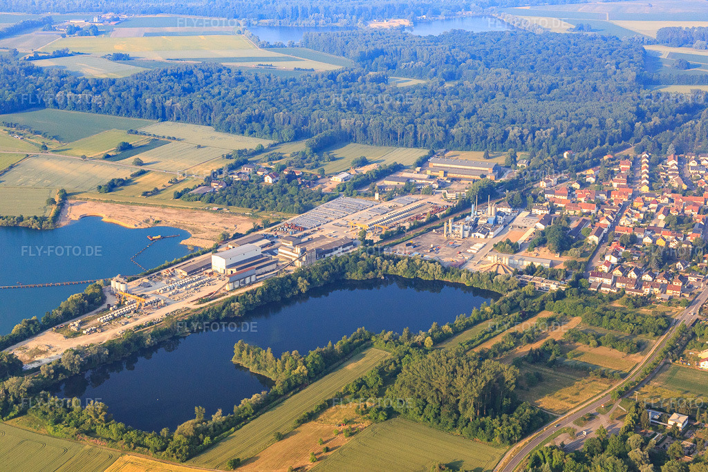Luftbild: Betonwerk am Vettersee im Ortsteil Rheinsheim in Philippsburg im Bundesland Baden-Württemberg in Deutschland. Foto: IMG_080531.jpg vom 12.06.2015 durch Werner Riehm/FLY-FOTO.de